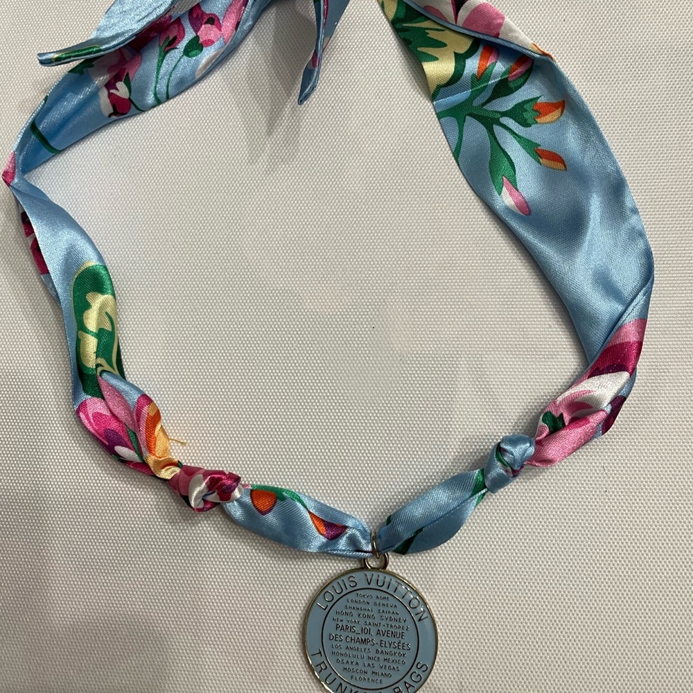 Auth Louis Vuitton Blue bags and trunks Medallion pendant w/scarf and chain - Picture 6 of 7